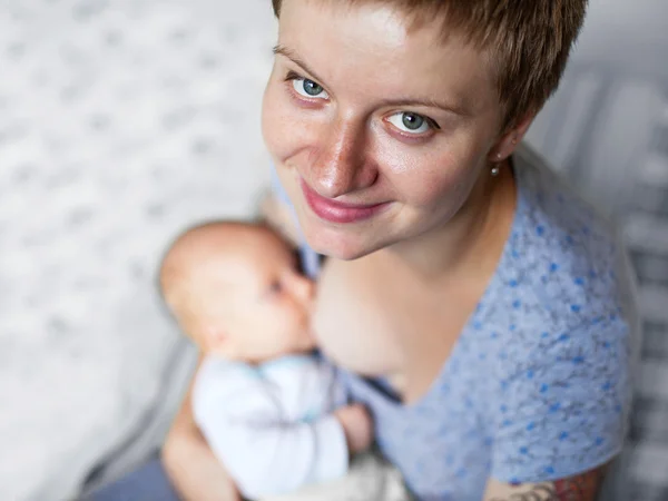 Madre amamantando al bebé — Foto de Stock