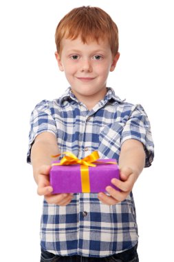 Küçük kızıl saçlı çocuk elleri germe