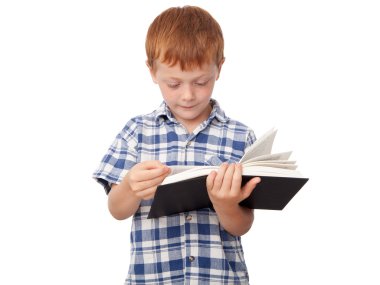 Çocuk kitap okuyor.