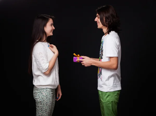 Man giving a present to the woman — Stock Photo, Image