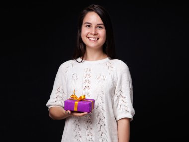 Elinde hediye tutan kadın.