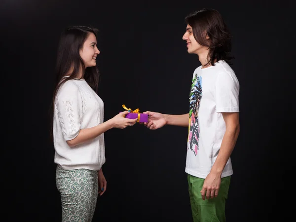 Homem dando um presente para a mulher — Fotografia de Stock