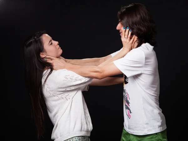 Бійка молодого чоловіка і жінки — стокове фото