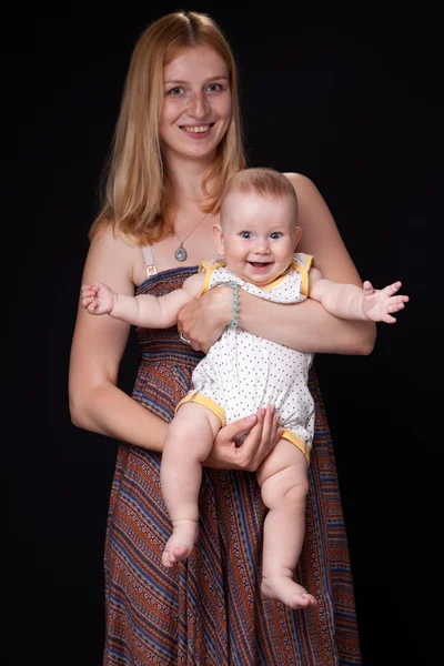 Madre joven con el bebé — Foto de Stock