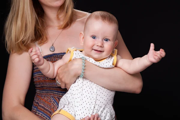 Pequeño bebé lindo en las manos — Foto de Stock