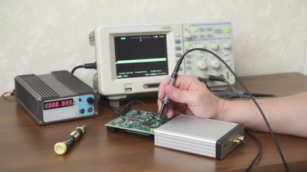 Ingenieur werken met elektronische apparaten — Stockvideo