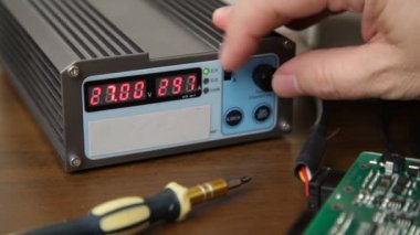 Elektronik cihazlar ile çalışan mühendis