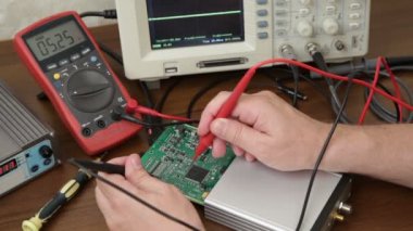 Elektronik cihazlar ile çalışan mühendis