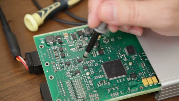 Ingenieur werken met elektronische apparaten — Stockvideo