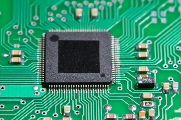 Chip auf einer elektronischen Platine — Stockfoto