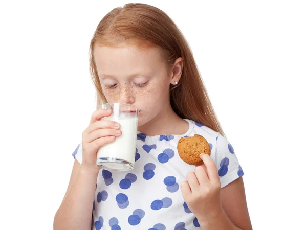 Dziewczyna, picie mleka i jedzenia ciasteczko — Zdjęcie stockowe