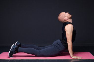 Fitness adam germe egzersizleri yapıyor