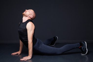 Fitness adam germe egzersizleri yapıyor