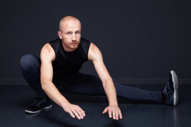 Fitness adam germe egzersizleri yapıyor