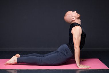 Fitness adam germe egzersizleri yapıyor