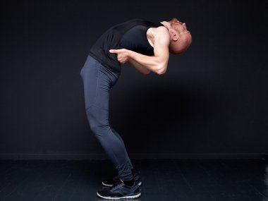 Fitness adam germe egzersizleri yapıyor