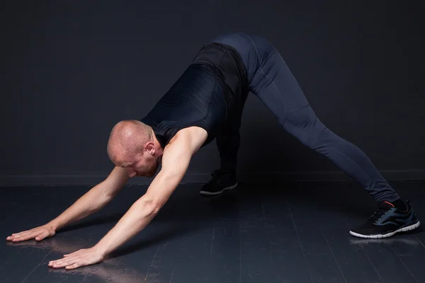 Fitness mand gør strækøvelser - Stock-foto