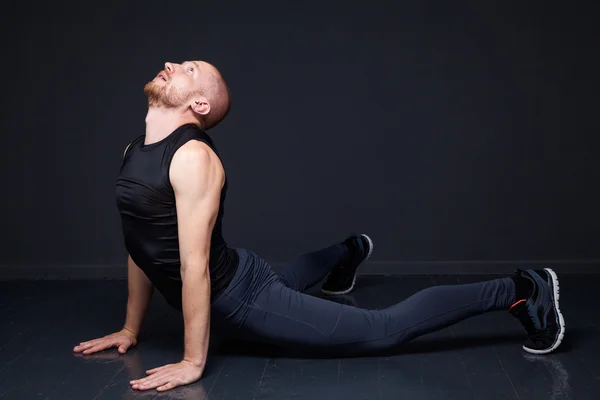 Fitness man göra stretchingövningar — Stockfoto