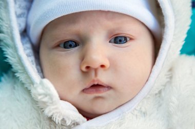 Şirin Bebek yüzünü kapatmak