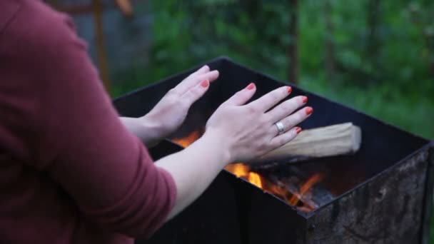 Bliska womans ręce w pobliżu ognia — Wideo stockowe