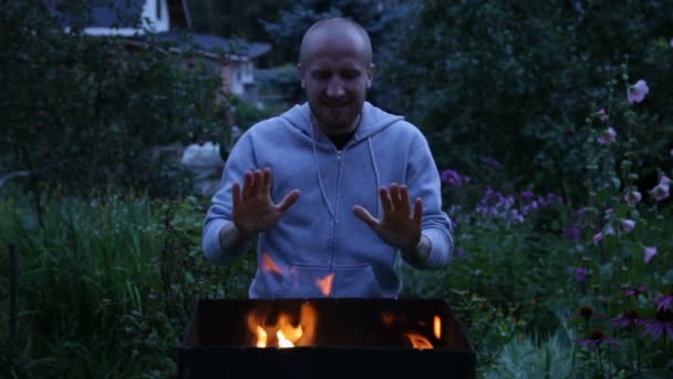 Człowiek, ocieplenie ręce w pobliżu ognia — Wideo stockowe