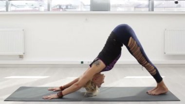 Yoga yapan bir kadın.