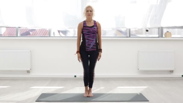 Frau macht Yoga-Übungen — Stockvideo