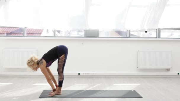 Woman doing yoga exercise — Stock Footage Woman doing yoga exercise Royalty Free Stock Video
