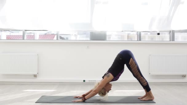 做瑜伽运动的妇女 — 图库视频影像