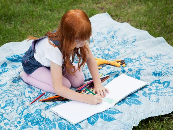 Little redhead girl drawing — Stock Photo, Image