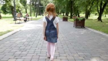 Zencefil kız parkta yolda yürüme