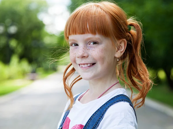 Retrato de uma menina de gengibre sorridente — Fotografia de Stock