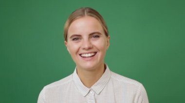 Genç gülümseyen kadın kapatmak