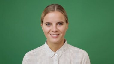 Gülümseyen genç kadın kapatmak