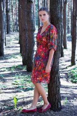 Kırmızı elbiseli bir genç dalgın kadın