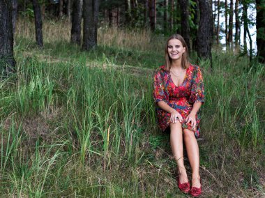 ormandaki çimlerde oturan kadın