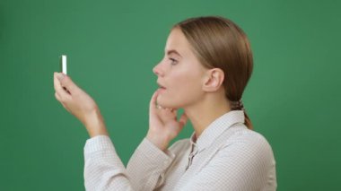 aynaya bakarak kadın