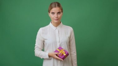 bir hediye veren kadın