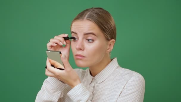 Woman doing eye make up — Stock Video