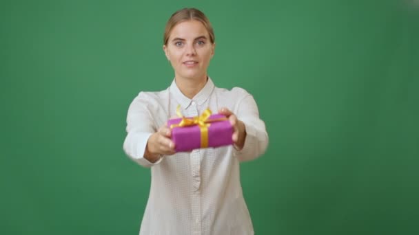 Donna che tiene fuori un regalo — Video Stock