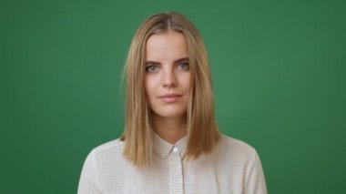 Genç, gülümseyen kadın