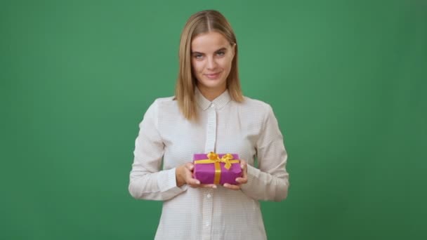 Kvinna som håller en present — Stockvideo
