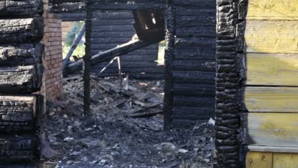 Casa de madera quemada — Vídeos de Stock