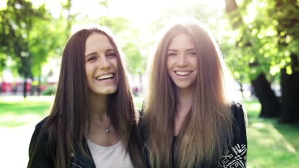 Dos chicas riendo en el parque de la ciudad — Vídeo de stock