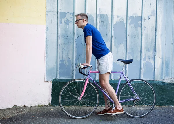 Mann fährt Fahrrad — Stockfoto