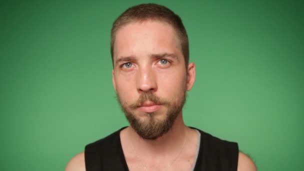 Серйозне обличчя чоловіка з модною бородою і вусами — стокове відео