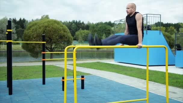 Mann macht Sport für die Bauchmuskeln — Stockvideo