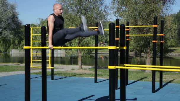 Strong athletic man straight leg raises — Stock Video