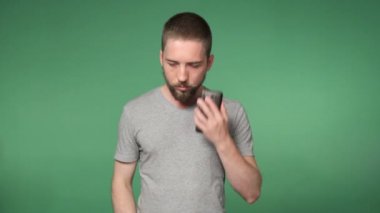 Telefonda konuşan adam.