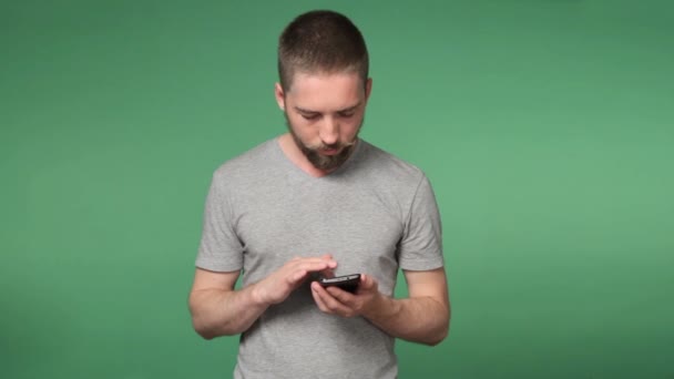 Mann dreht Smartphone um — Stockvideo